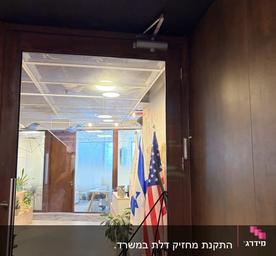 התקנת מחזיק דלת במשרד.